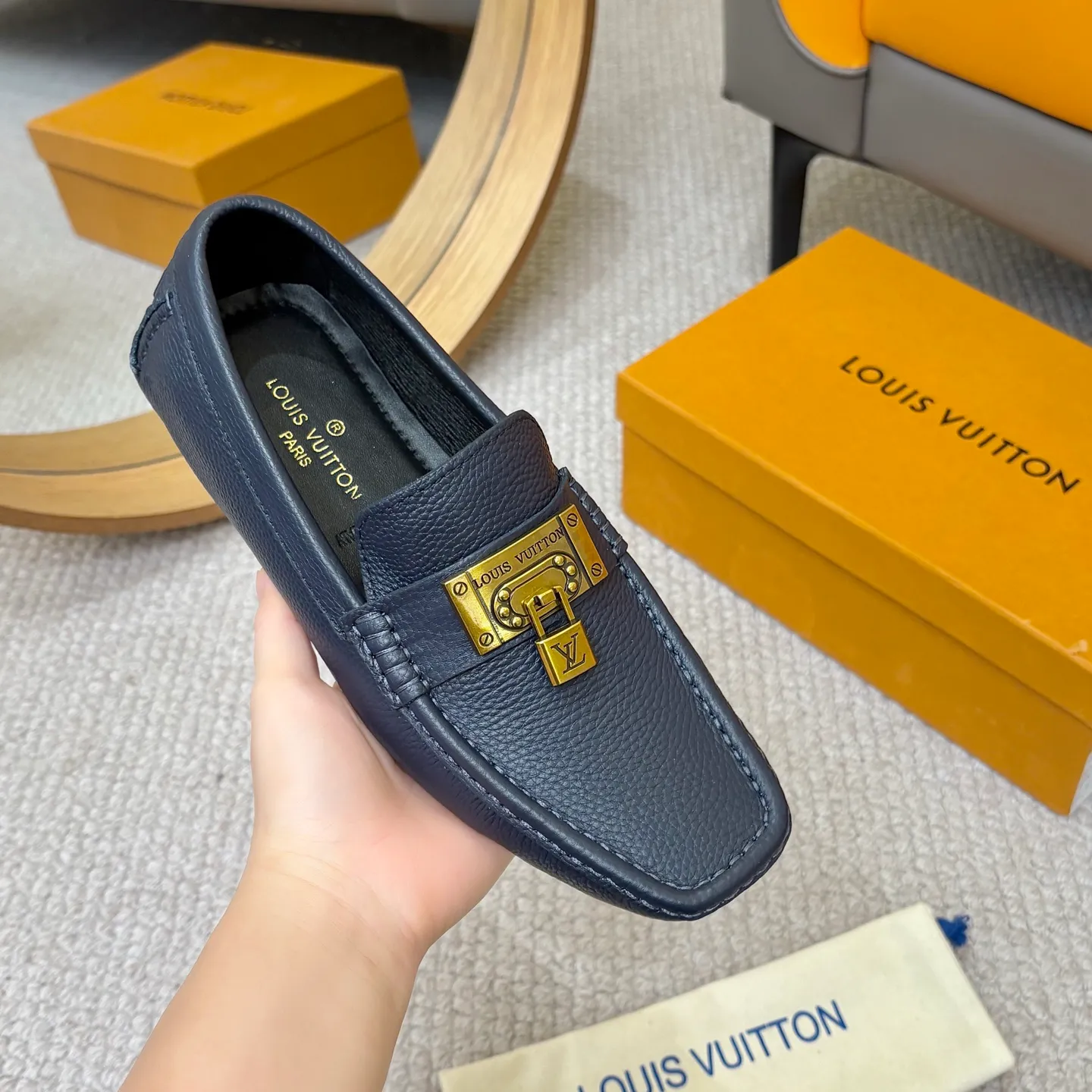 Men's men's shoes 💰420 (Yangli) LV 2⃣️0⃣️2⃣️5️⃣Spring and summer counter GLORIA series models ✈️Original factory special leather production, original last type. A classic driving slip-on casual shoe that shows an elegant style with exquisite craftsmanship details such as Monogram embossing all over the upper🌀Italian imported calfskin fabric Sheepskin foot pads➕Inside～Private mold replica sole Unique style Comfortable driving slip-on Size: 4-12 (38-46) Comes with [Counter packaging: original box, wrapping paper, card, instruction manual, shoehorn, cloth bag] No pressure to enter and leave the counter!